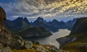 Majestatyczne góry i spokojna woda w Norwegii. Zastanawiasz się, ile się leci do Norwegii, by zobaczyć takie widoki?