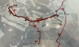 Mapa usług autobusowych na lotnisko w Abu Zabi. Pokazuje trasy autobusów A1, A2, N2, A10, A15, K4 i A40 łączące różne punkty miasta z lotniskiem.