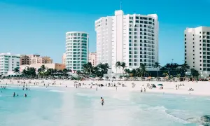 Piękna plaża z turkusową wodą i białymi hotelami. Zastanawiasz się, ile się leci do Meksyku?