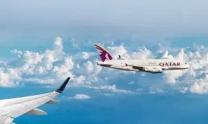 Dwa samoloty pasażerskie lecą nad chmurami. Jeden z nich, z logo Qatar Airways, osiąga średnią prędkość samolotu pasażerskiego.