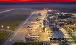 Lotnisko Katowice nocą, samoloty czekają na pasie startowym. Zastanawiasz się, ile trwa lot z Katowic do Marsa Alam?