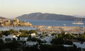 Widok na zamek i port w Bodrum, gdzie marzy się podróż z Warszawy. Czas lotu do tego raju jest krótszy niż myślisz!