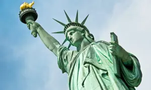 Statua Wolności, symbol wolności, wznosi się dumnie. Jej imponująca wysokość robi wrażenie.