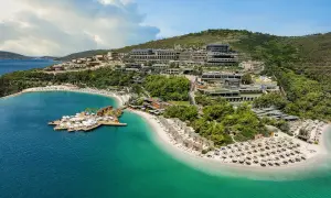 Luksusowy kurort nad turkusowym morzem, z plażą, pomostem i hotelami na zboczu wzgórza. Jedno z najlepszych miejsc na świecie.