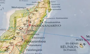Mapa Madagaskaru z zaznaczoną stolicą Antananarywo. Zastanawiasz się, ile się leci na Madagaskar?