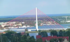 Most im. Jana Stacha w Gdańsku, z czerwonymi linami i widokiem na morze.