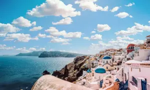 Santorini, Grecja. Marzysz o podróży? Sprawdź, ile trwa lot z Warszawy do Aten, by poczuć ten klimat!