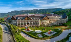 Ogromny hotel Gołębiewski z placem zabaw i widokiem na góry. Ile hoteli ma Gołębiewski? Ten jeden robi wrażenie!