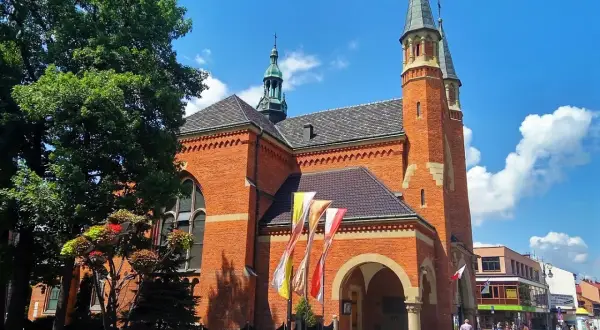 Kościół w Nowym Sączu, jedna z pięknych atrakcji miasta, z charakterystycznymi wieżami i ceglaną fasadą.
