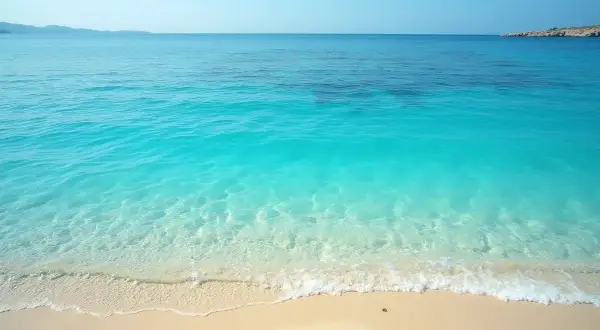 Turkusowe morze i piaszczysta plaża. Czy na Cyprze są rekiny? Woda jest krystalicznie czysta, idealna do kąpieli.