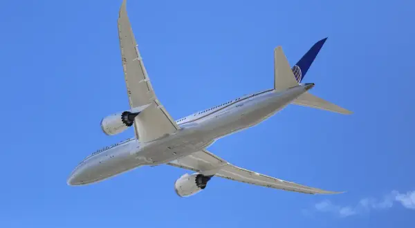Samolot United Airlines wznosi się na błękitne niebo. Sprawdź lotnisko Jasionka rozkład lotów, by zaplanować podróż.