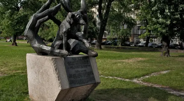 Pomnik psa Dżoka, wiernego towarzysza, siedzi w dłoniach, symbolizując oddanie i miłość.
