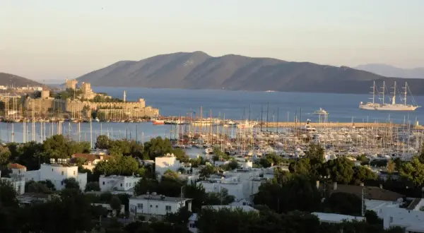 Widok na zamek i port w Bodrum, gdzie marzy się podróż z Warszawy. Czas lotu do tego raju jest krótszy niż myślisz!