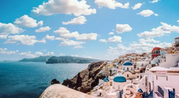 Santorini, Grecja. Marzysz o podróży? Sprawdź, ile trwa lot z Warszawy do Aten, by poczuć ten klimat!