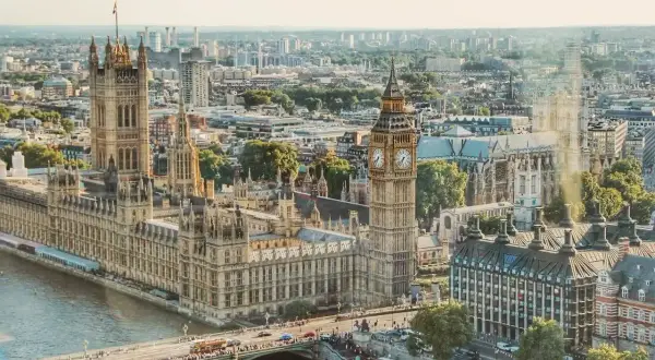 Widok na Parlament i Big Bena w Londynie. Zastanawiasz się, ile się leci do Londynu?