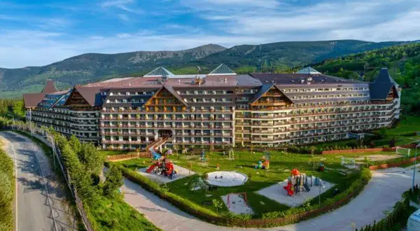 Ogromny hotel Gołębiewski z placem zabaw i widokiem na góry. Ile hoteli ma Gołębiewski? Ten jeden robi wrażenie!