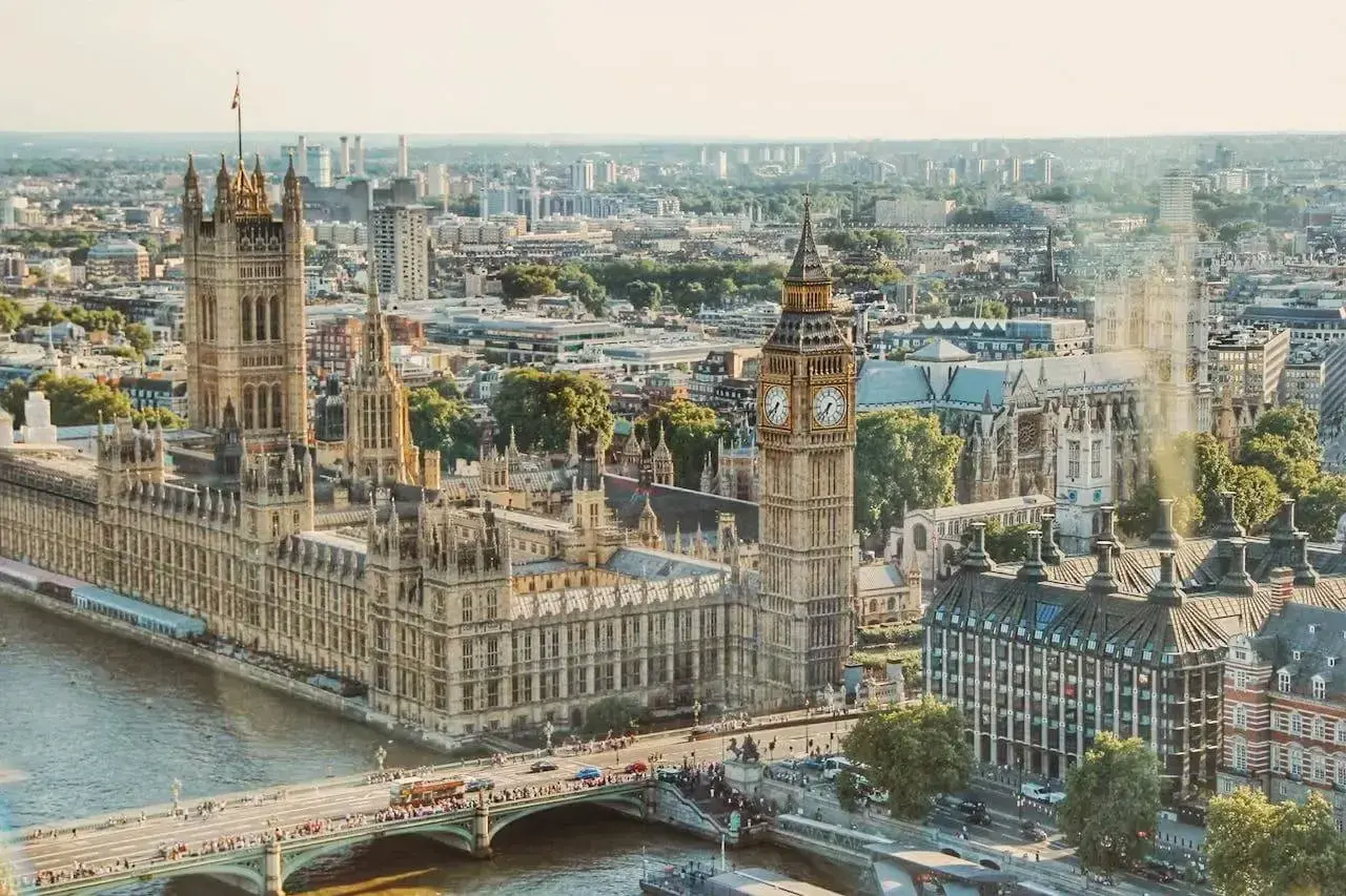 Widok na Parlament i Big Bena w Londynie. Zastanawiasz się, ile się leci do Londynu?