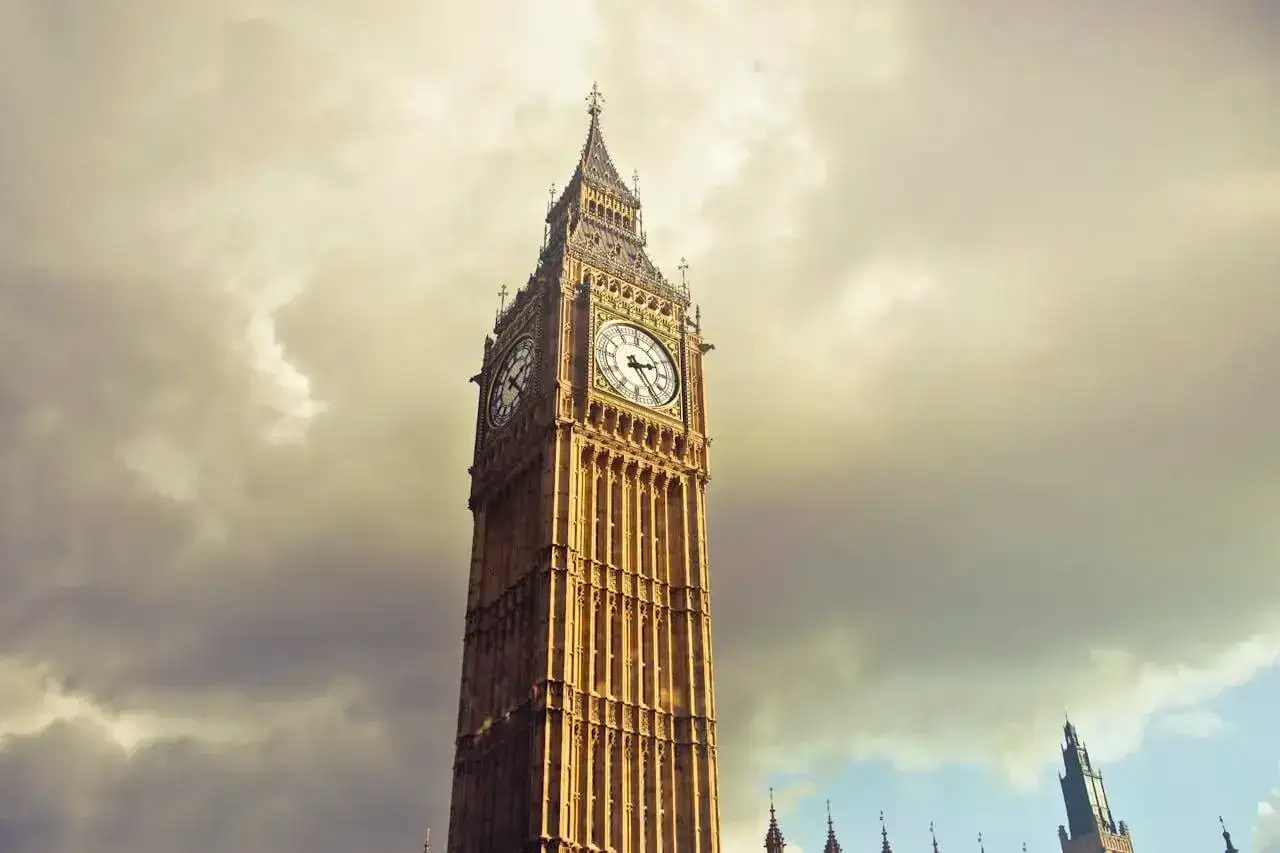 Big Ben w Londynie, symbol miasta. Zastanawiasz się, ile się leci do Londynu, by zobaczyć ten widok?