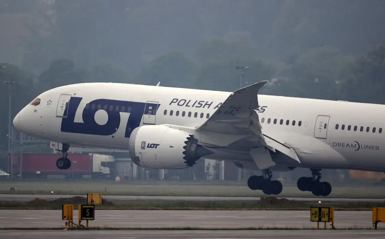 Samolot LOT Dreamliner na pasie startowym. Zastanawiasz się, ile trwa lot z Krakowa do Rzymu?