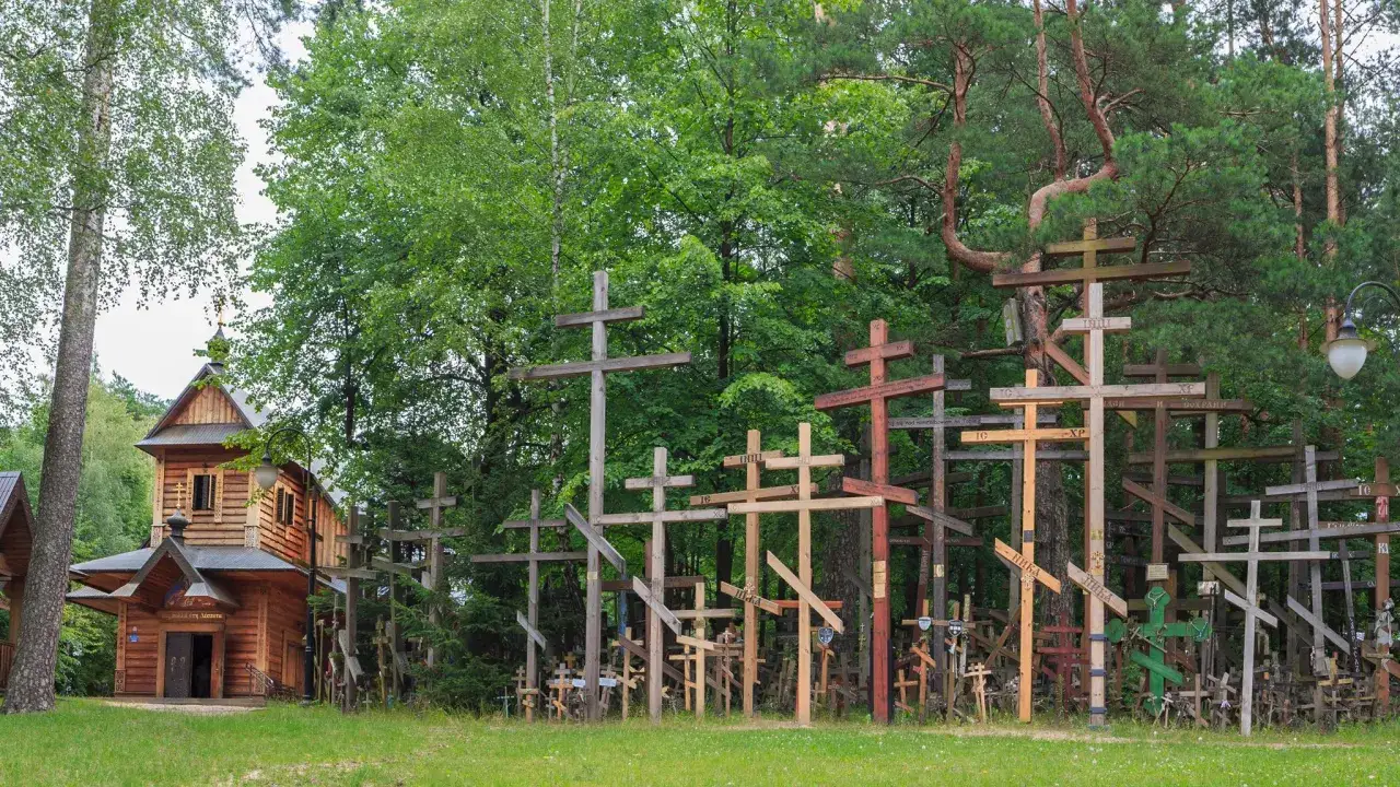 Drewniana cerkiew i dziesiątki krzyży na świętej górze Grabarka.