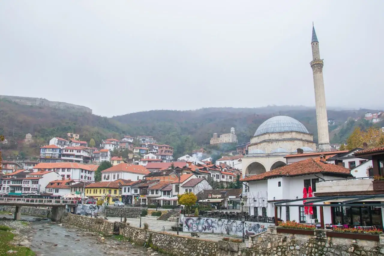 Zdjęcie Czy w Kosowie jest bezpiecznie? Odkryj ukryte zagrożenia i porady