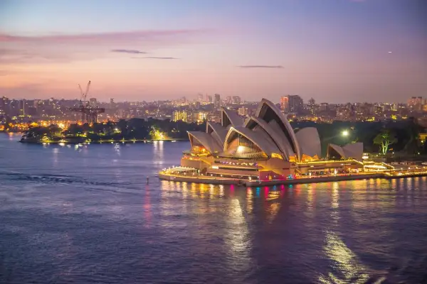 Sydney Opera House o zmierzchu. Długi warszawa sydney czas lotu, ale widok wart podróży.