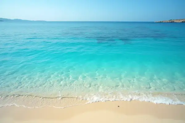 Turkusowe morze i piaszczysta plaża. Czy na Cyprze są rekiny? Woda jest krystalicznie czysta, idealna do kąpieli.